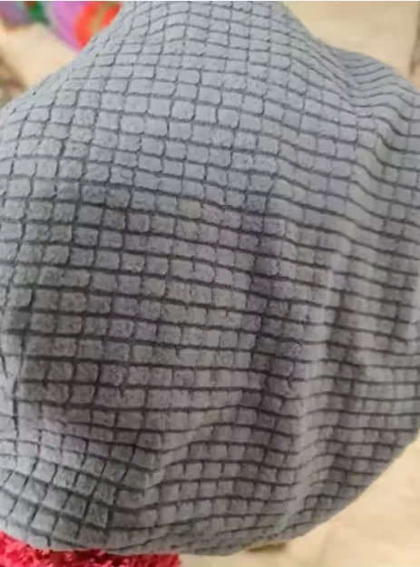 Protector gris para sofá contra arañazos de gato